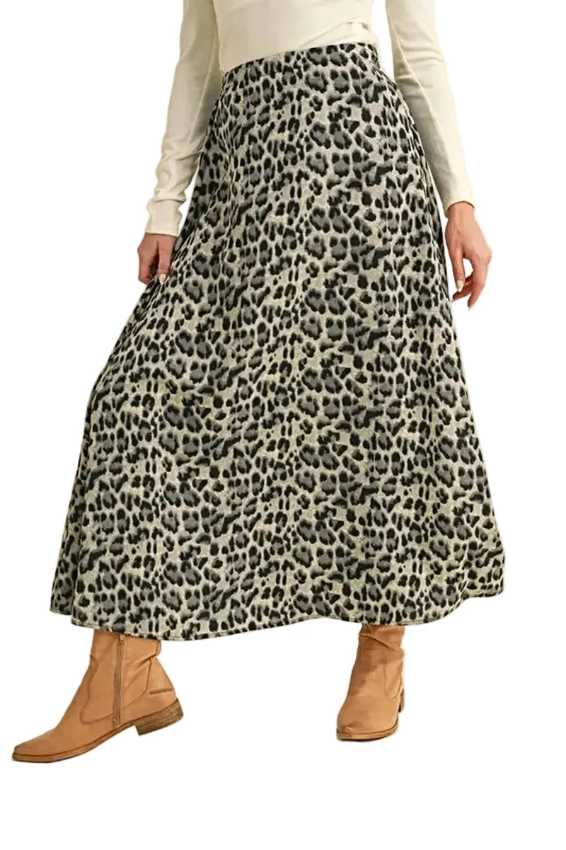 Trendig midikjol med leopardmönster – elegant och mångsidigt plagg som går ner under knäna
