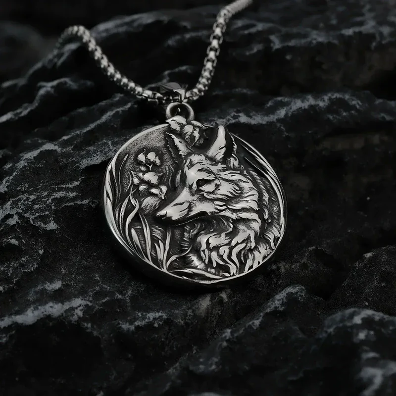 Runt halsband med vikingamotiv och varghuvud för män