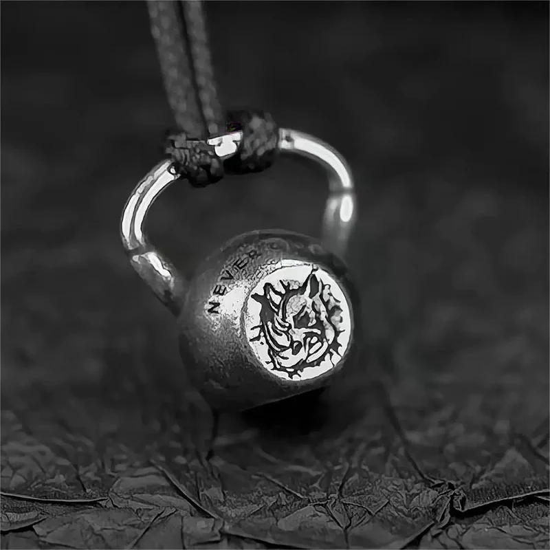 Herrhalsband med punkmönster och kettlebellform