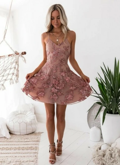 Elegant rosa mini-homecomingklänning med blomapplikation, spaghettiband och spets