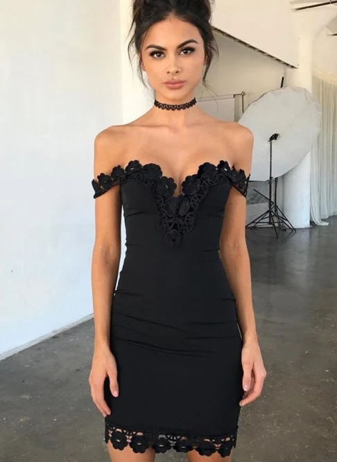 Snygg mantelklänning med off-shoulder-mönster och spetsapplikationer för cocktailevenemang