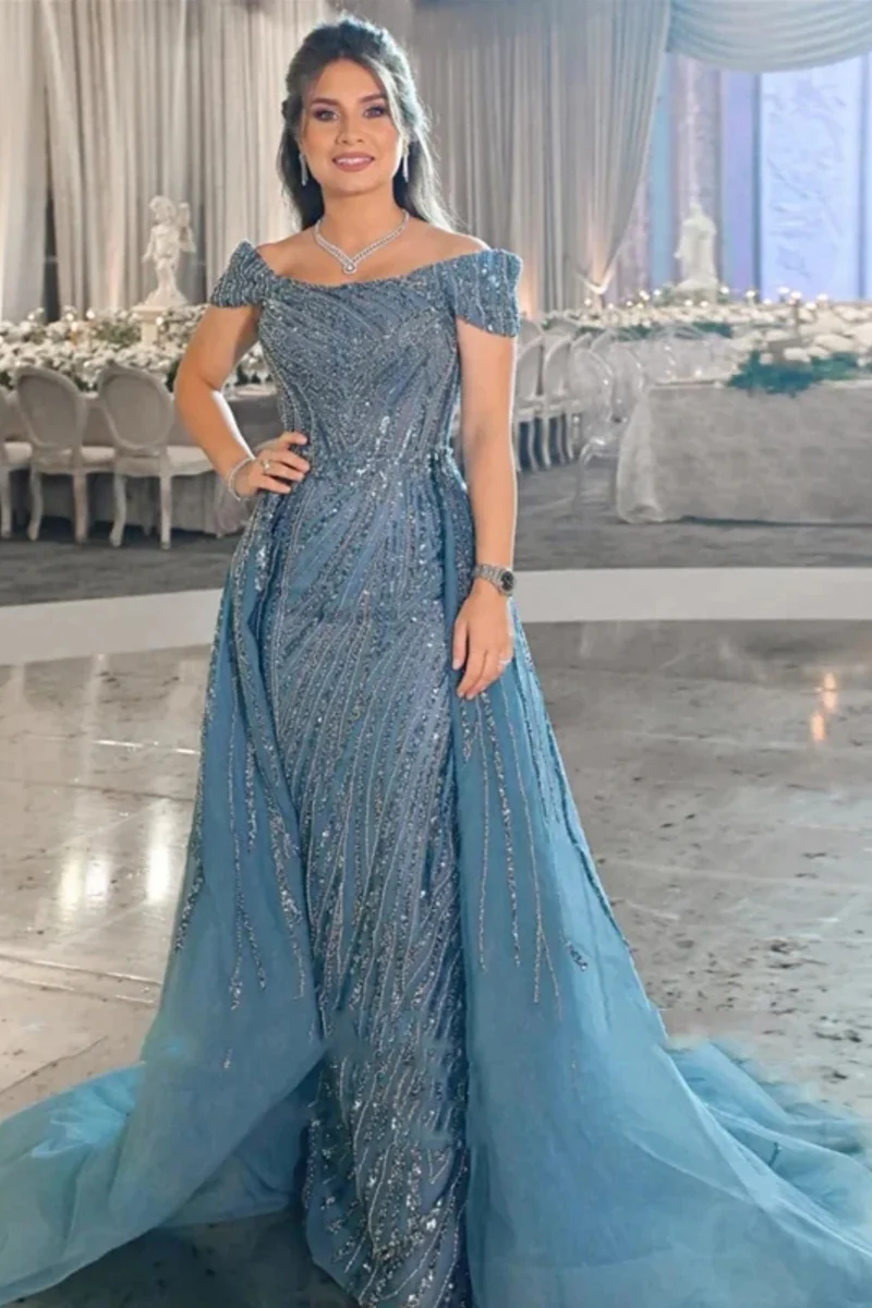 Elegant sjöjungfrubalklänning i satin med lilja, glitterpärlor och långa ärmar