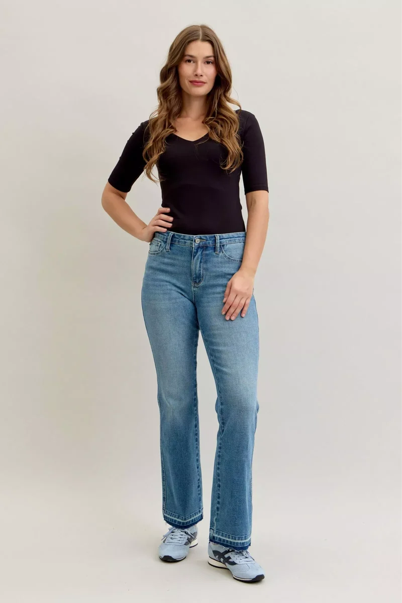 Judy Blå Full Size Med Mellanhög Slim Bootcut Jeans Med Magkontroll Och Remängd Nedanför Plus Size