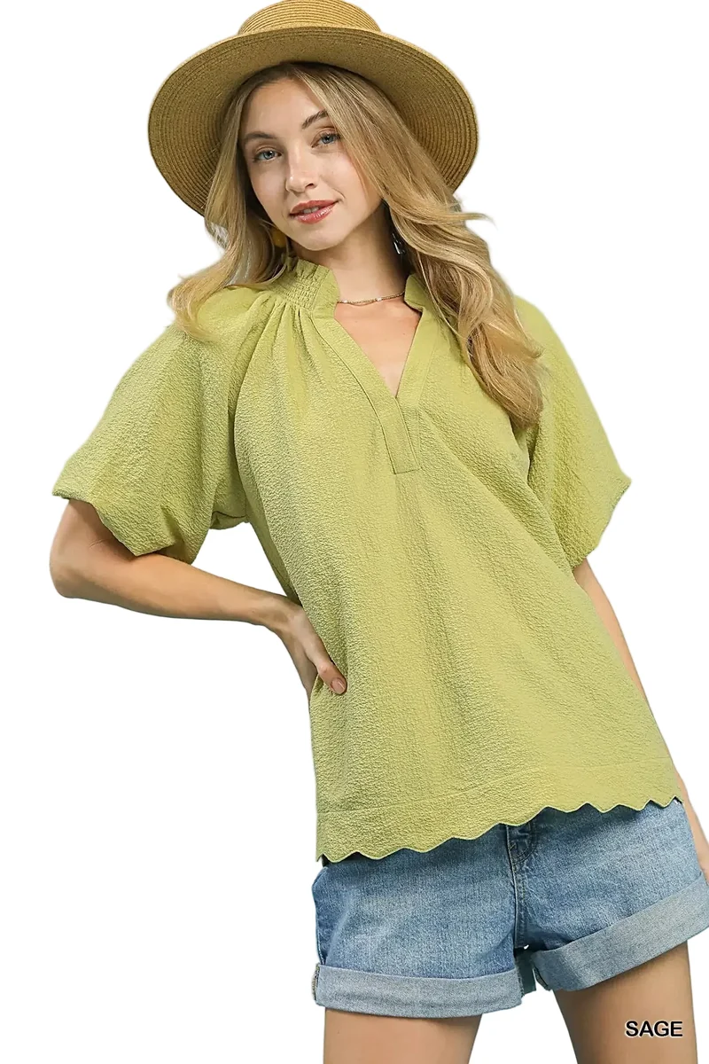 Elegant blus med vågig fåll i texturerat tyg - 100 % polyester, smickrande passform