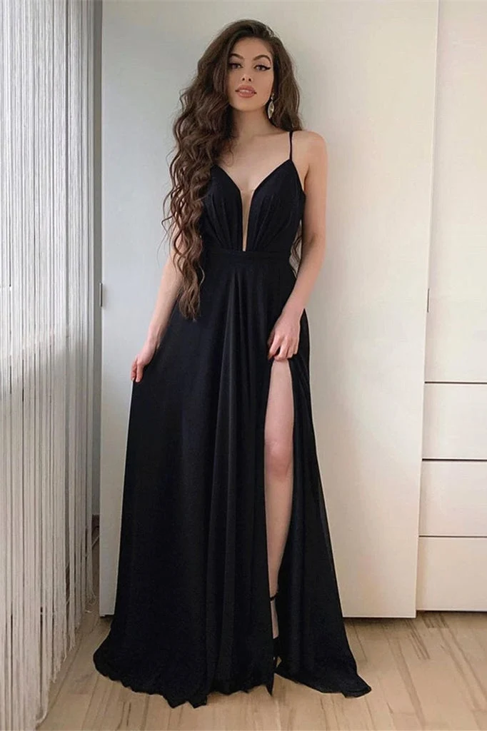 Elegant svart lång balklänning med spaghettiband och vågad slits för speciella tillfällen