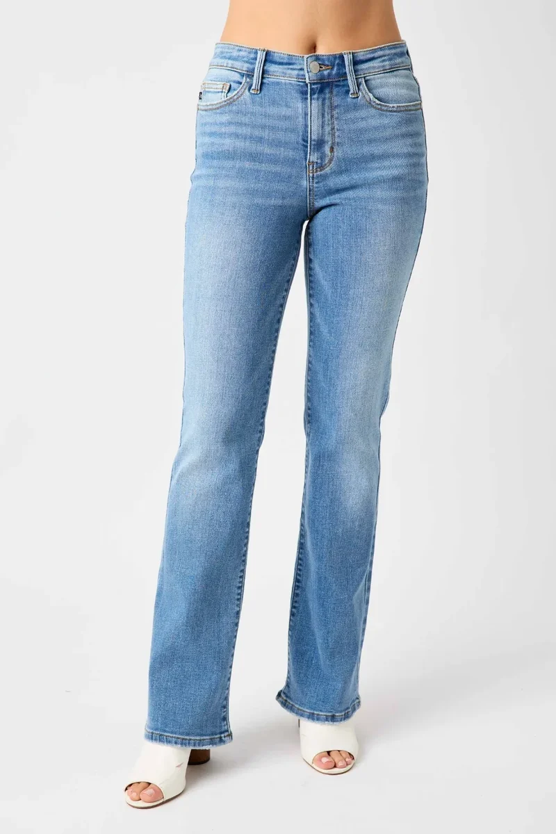 Judy Blå Full Size Raka Jeans Med Mellanhög Midja