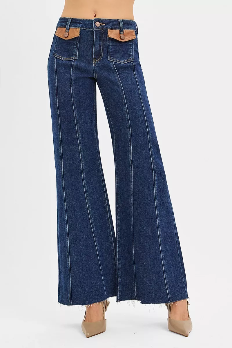 RISEN High Rise Wide Flare Jeans med läderfickor framtill