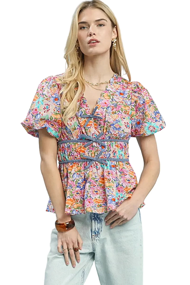 Elegant blommig smockblus med lekfull fantasi – perfekt för en avslappnad stil