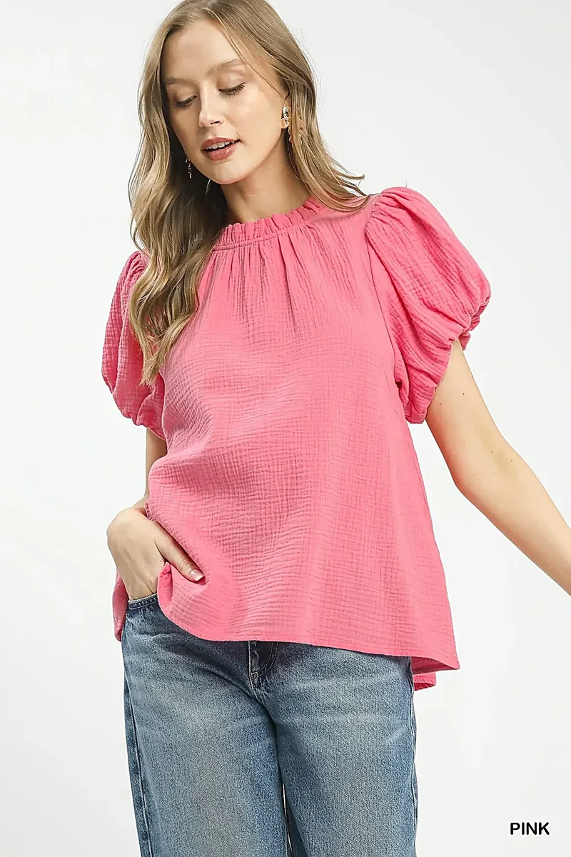 Boho Ruffle Top i Texturerad Gasväv – Feminin Stil med Volangdetalj i Halsringning, 100 % Bomull
