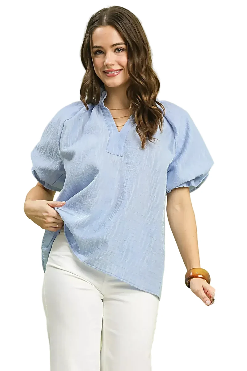Upphöjd topp med texturerad puffärm och slitsad halsringning för en sofistikerad stil