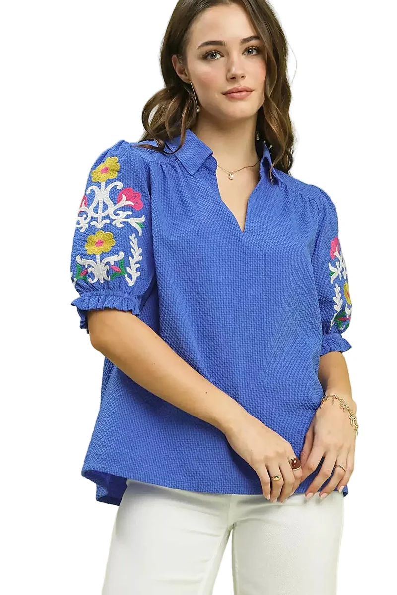 Elegant topp i 100 % polyester med bäckebäck och broderad ärm och sofistikerad öppen krage
