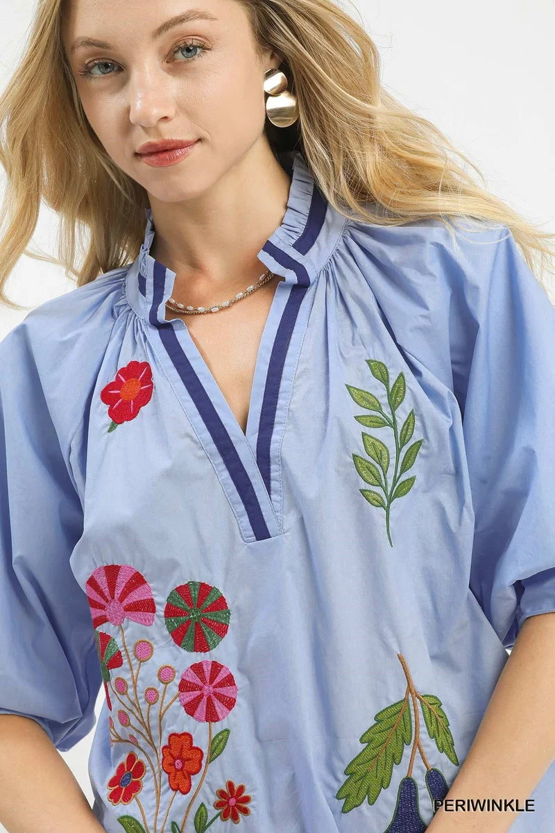 Elegant broderad bomullstopp med V-ringning och puffärmar för en avslappnad stil