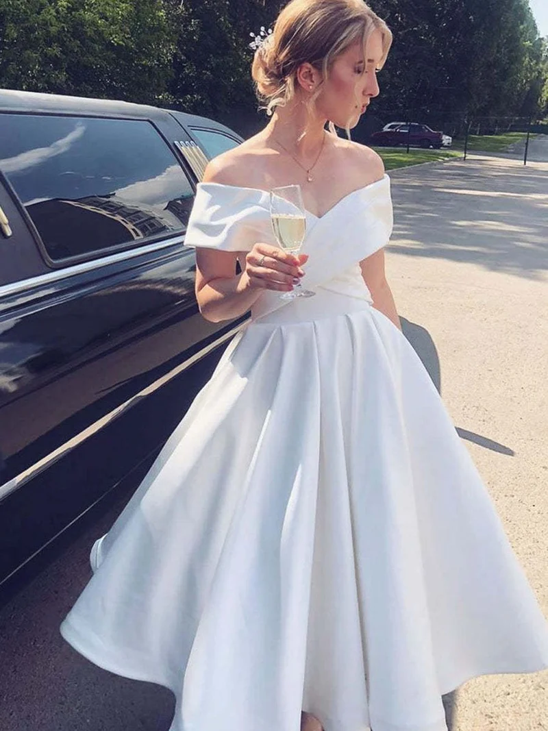 Elegant vit satinklänning med off-shoulder-mönster och tealång axelband: Elegant formell examensklänning för homecoming