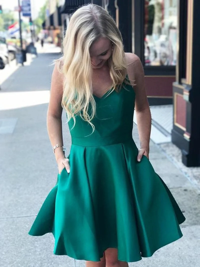 Elegant V-ringad grön satin kort balklänning med öppen rygg