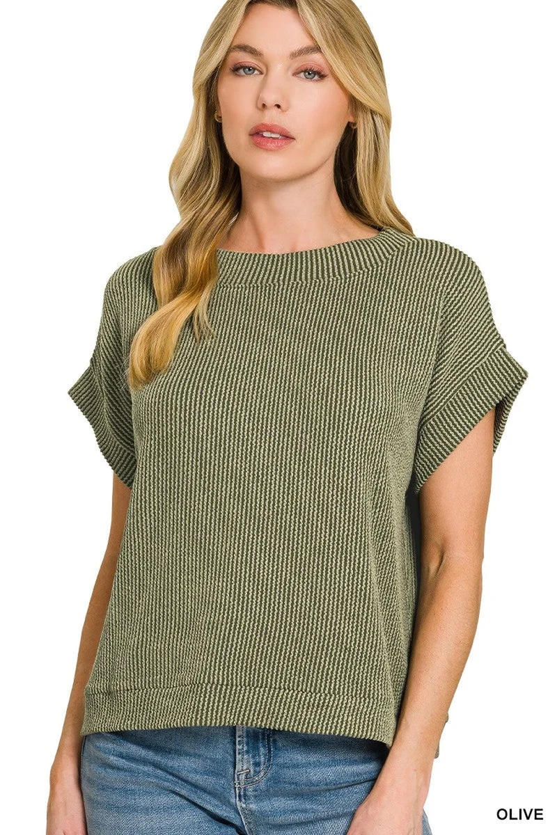 Olivgrön damt-t-shirt med rund hals, texturerad stickning och upprullade ärmar