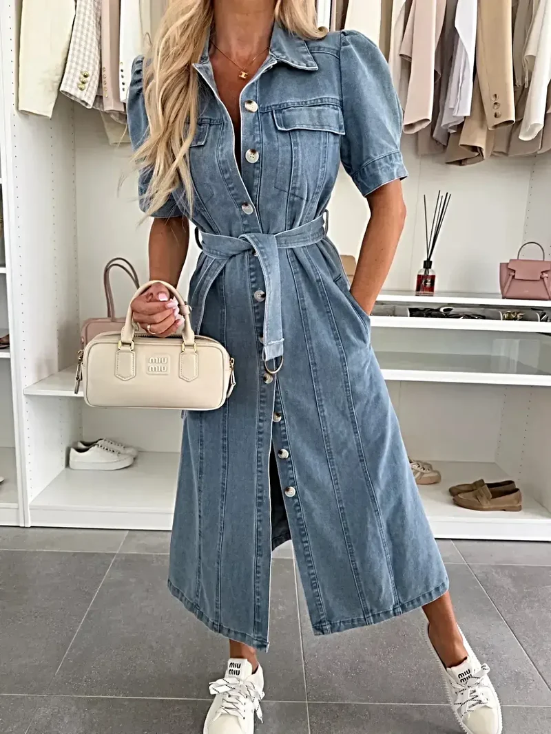 Elegant midiklänning i denim med puffärm, knappar och skärp, fickor