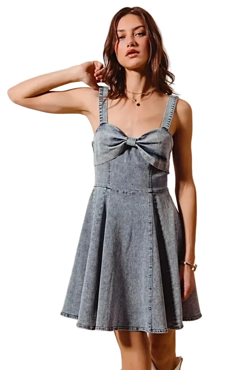 Elegant utsvängd denimklänning med unik rosettdetalj - Mineraltvättad vintagestil