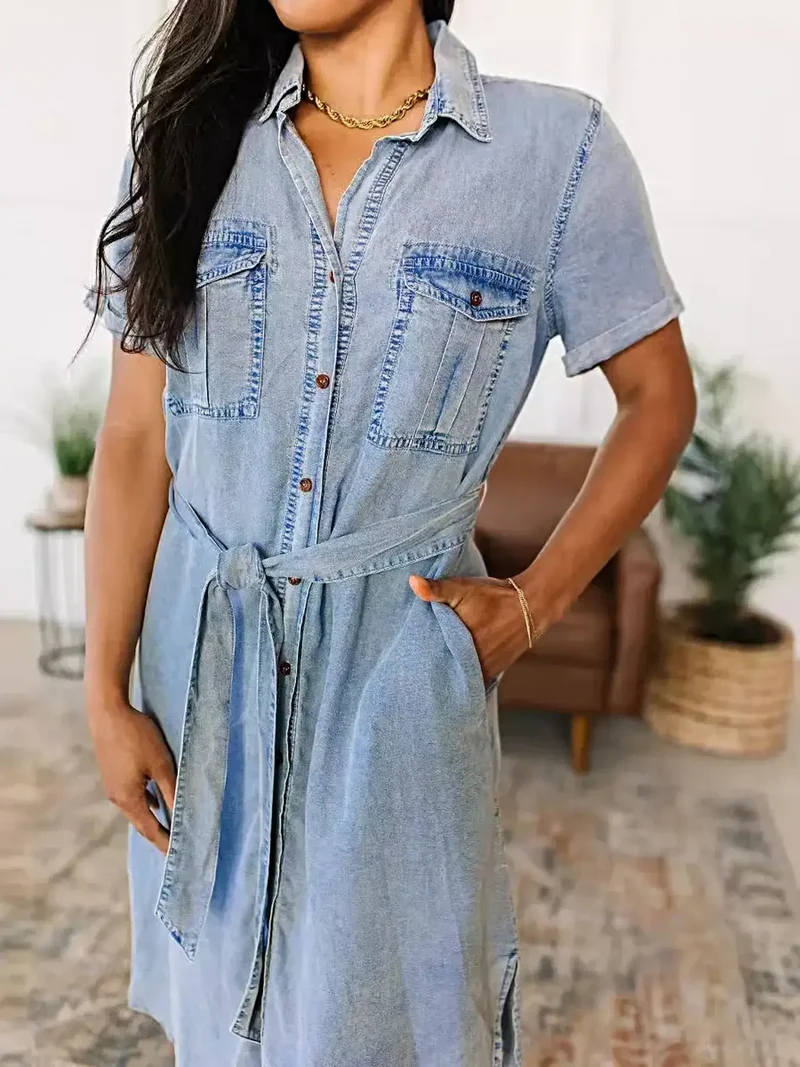 Elegant denimklänning med knappar framtill, bälte och fickor - Kortärmad, klassisk passform