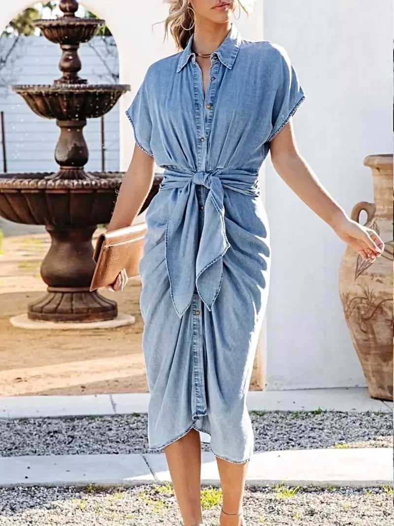 Elegant denimklänning med krage, knytband i midjan och korta ärmar - Tidlös stil