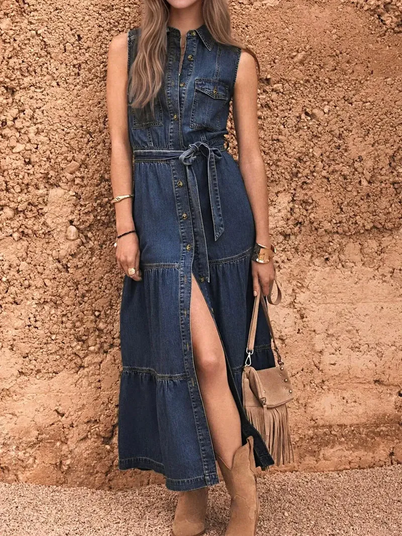 Elegant ärmlös denimklänning med knappar framtill, flerskiktad detalj och skärp i midjan