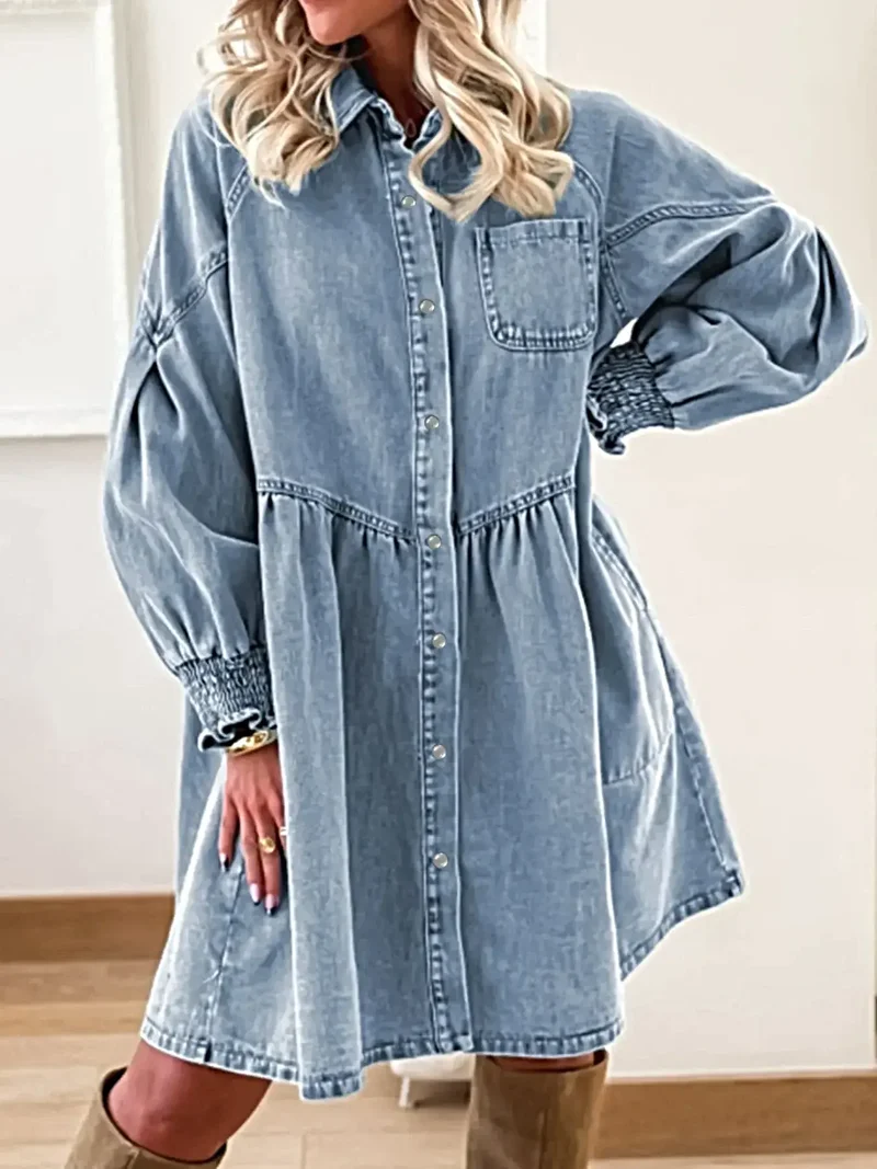 Elegant denimskjortklänning med knappar, fickmönster och smockade ärmslut