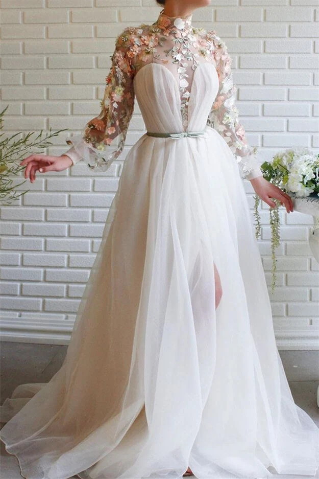 Elegant vit sjöjungfruklänning med hög krage, långa ärmar och blomdetaljer