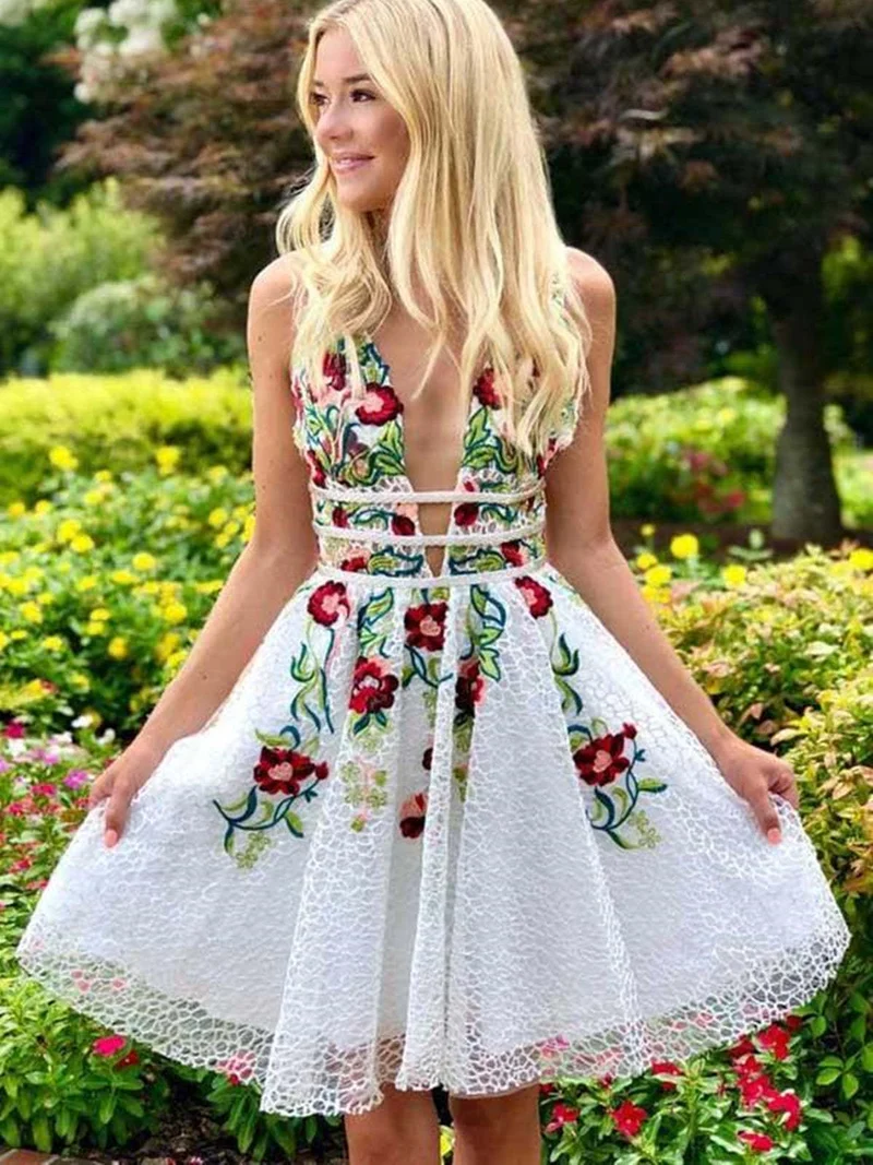 Elegant V-ringad öppen rygg vit spets pärlhalsad kort balklänning med blomapplikationer